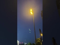 Đi dạo với bạn bè dưới ánh đèn là ❤️