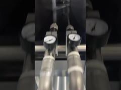 Kiểm tra chống nước của đèn vườn đang được tiến hành.