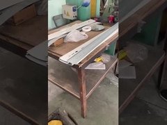 Ánh sáng ngoài trời: Công việc hàng ngày trong các xưởng sản xuất và lắp ráp.