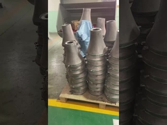 Các nhà của đèn vườn đang được đánh bóng... Tất cả các sản phẩm nhôm.