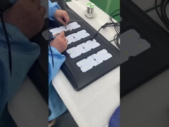 Bên trong đèn đường tích hợp năng lượng mặt trời đang được hàn.