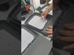 Quá trình sản xuất dây chuyền lắp ráp các thành phần đèn pha chống ngập nước.