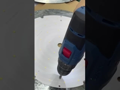 Này, đèn năng lượng mặt trời đang được trang bị khẩn cấp.