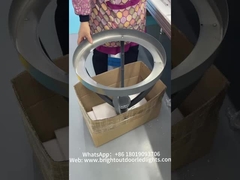 Đèn vườn mặt trời mới đang được lắp ráp và sẵn sàng để vận chuyển.