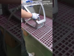 Lắp đặt đèn vườn nhôm đang được đánh bóng trong xưởng sản xuất.