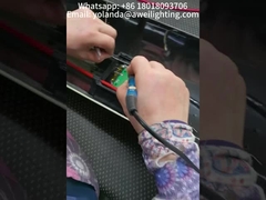 Hoạt động hàn và lắp đặt đèn trụ mặt trời mới.