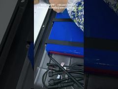 Đèn đường năng lượng mặt trời tích hợp với cảm biến chuyển động được sử dụng trên đường phố.